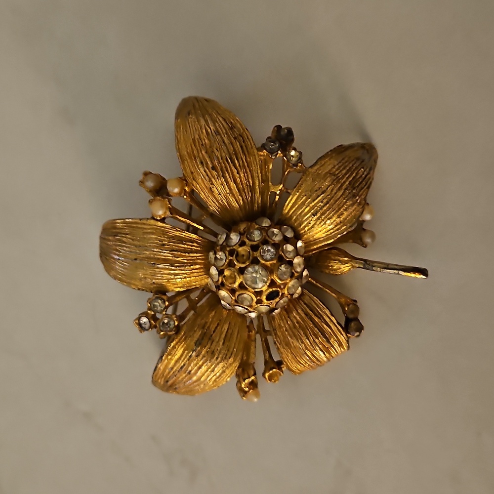 Vintage 1960s gold-tone flower brooch